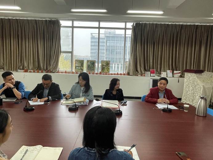 一群人在房间里的桌子前中度可信度描述已自动生成